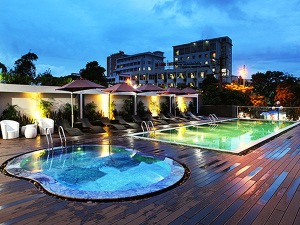 Bể bơi ngoài trời khách sạn Dragon Sea Sầm Sơn